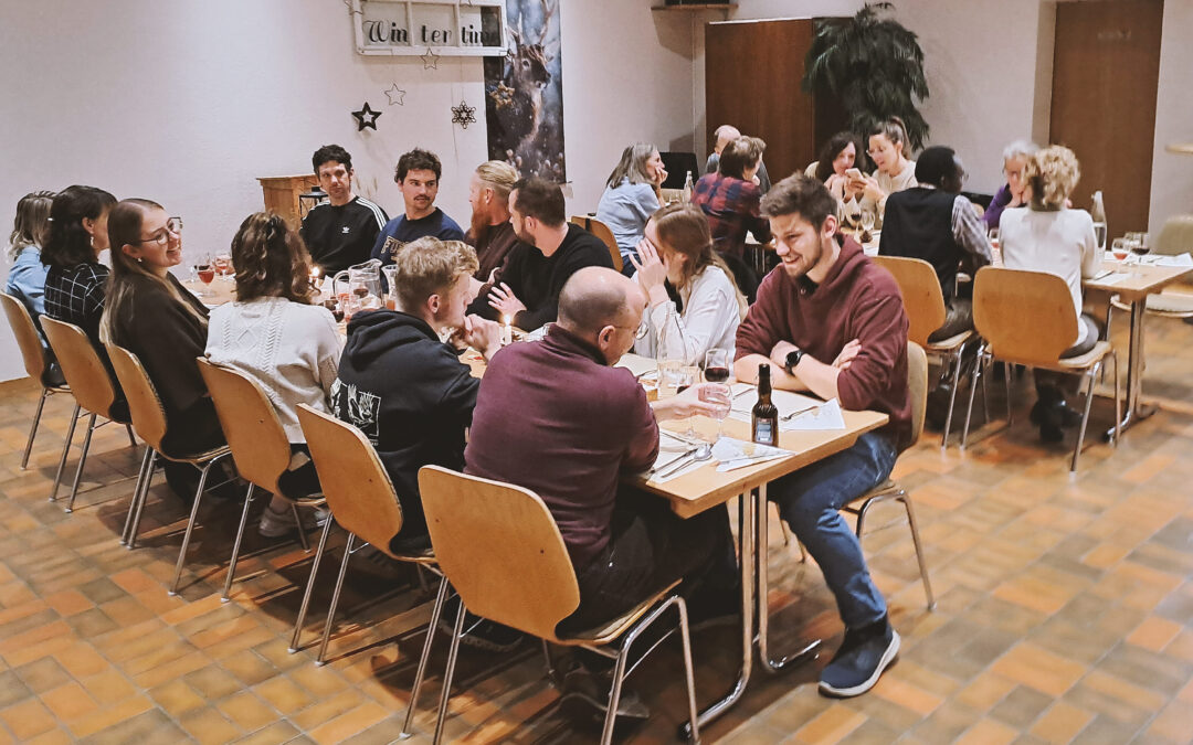 Gemeinsam feiern, gemeinsam lachen: Ein Abend, der verbindet!