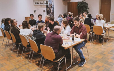 Gemeinsam feiern, gemeinsam lachen: Ein Abend, der verbindet!